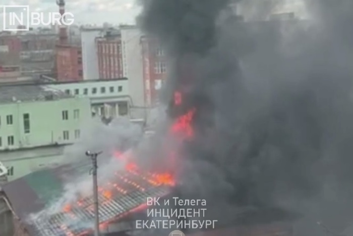 Автосервис полыхает на Вторчермете (ВИДЕО)