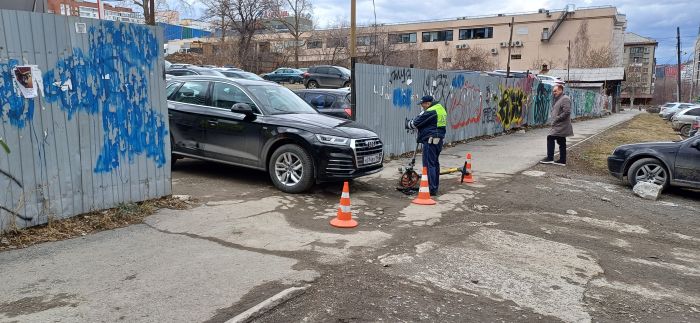 Бизнесмен на Audi сбил, выезжая с парковки, девушку на электросамокате
