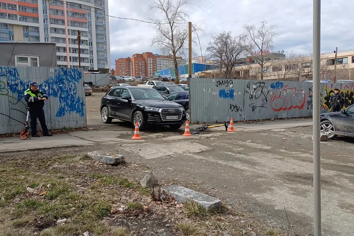 Предприниматель на Ауди сбил, выезжая с парковки, даму на электросамокате