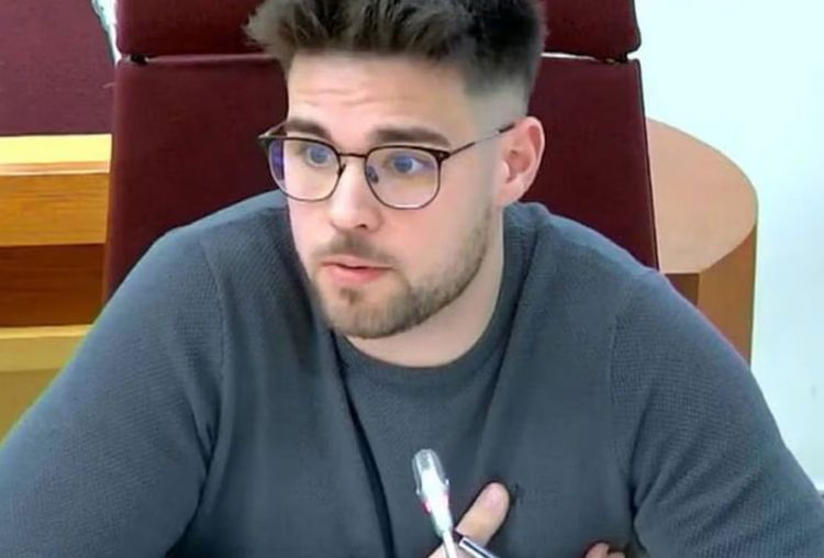 Испанский политик съел экскременты перед камерой. Теперь вся страна спорит, стоило ли это делать