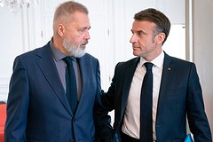 Макрон повстречался с русским лауреатом Нобелевской премии Муратовым