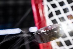 Мужик изловил летящую шайбу во время хоккейного матча и выручил малыша