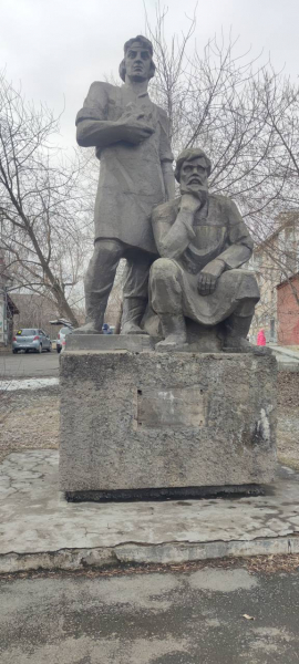 На Урале на трехлетнего ребенка упала плита, отвалившаяся от памятника (ФОТО)