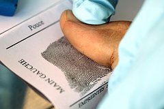 Невиновная девушка попала за решетку из-за спутанных отпечатков пальцев