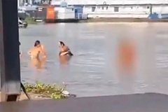 Пара занялась сексом в реке посреди других купальщиков