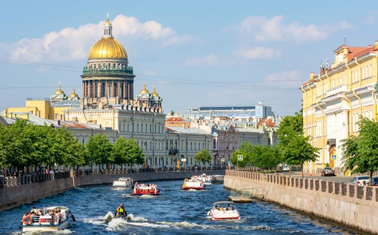 Петербург стал самым пользующимся популярностью местом у жителей России для поездок на майские :: Жилище :: недвижимость