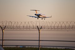 Опьяненный гражданин России пробовал пройти на взлетную полосу и застрял в колющейся проволоке