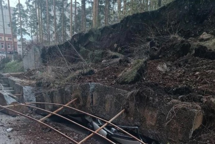 Под Екатеринбургом стенка обвалилась и раздавила припаркованную машину
