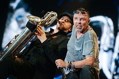 Фанаты Сукачева обвинили его в мошенничестве из-за отмены концертов