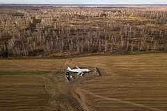 Посадивший самолет в пшеничном поле авиатор устроился работать таксистом