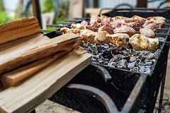 Жителей России предупредили о вредных в купе с шашлыком продуктах