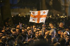 Спецназ начал разгон митинга у парламента в Тбилиси