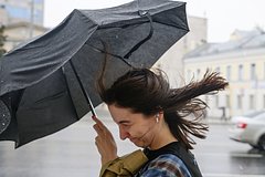 Ураган сорвал часть крыши строения в Столице России