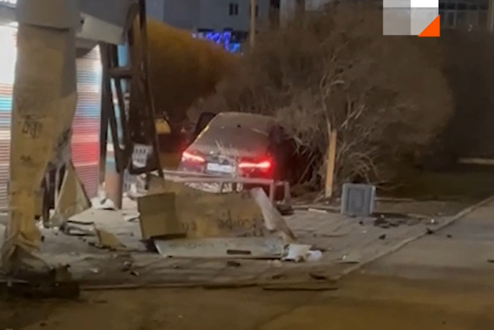 В Екатеринбурге паренек за рулём легковушки снёс остановку и сбежал