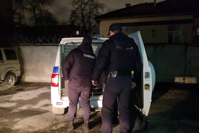 В Екатеринбурге сотрудники милиции задержали мужчину, спешившего «покормить рыб»