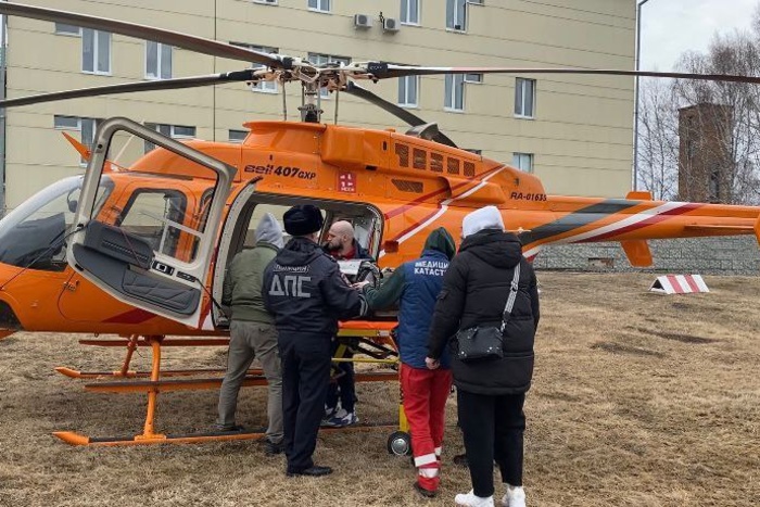 В екатеринбургскую травматологию вертолетом перевезли юного водителя