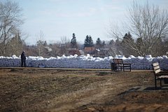 В Кургане начали возводить дамбы