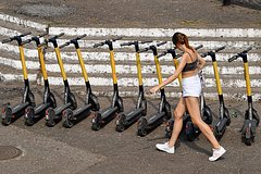 В РФ захотели лимитировать скорость электросамокатов на тротуарах