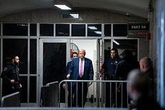 Около строения суда во время процесса над Трампом зажегся человек
