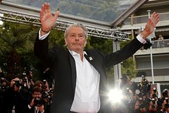 Зеленский одарил Алена Делона орденом за поддержку Украины