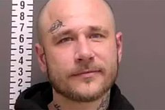 Девушка оказалась в заложниках и предупредила начальника о неявке на работу