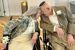 100-летний будущий супруг и 102-летняя будущая жена сыграли женитьбу в доме престарелых