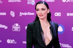 39-летняя Ольга Серябкина опубликовала видео в мини-юбке
