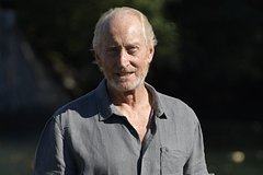 77-летнего артиста и его 55-летнюю возлюбленную сняли оголенными на пляже