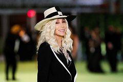 77-летняя певица Шер объяснила собственный выбор в пользу юных бойфрендов