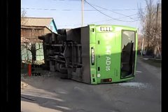 Автобус с десятками туристов перевернулся рядом от каньона в Казахстане