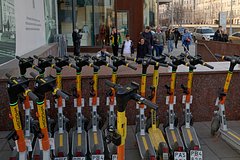 Сражаться с электросамокатами в РФ предложили русским методом