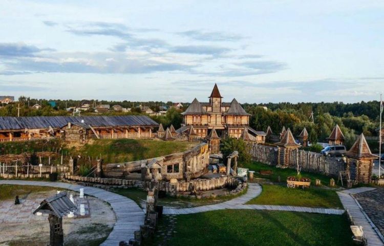 Домик Элли или индийский дворец: необычные отели для отдыха в России :: Город :: РБК Недвижимость1