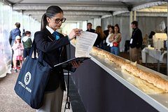 Французы приготовили самый длинный багет в мире