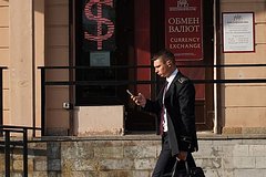 Курс бакса погрузился до минимума с начала весны