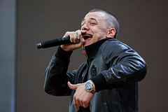 Macan приостановил концерт из-за брошенного на сцену предмета