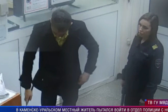 На Урале мужик явился на допрос к следователю с большим ножиком