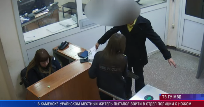 На Урале мужчина явился на допрос к следователю с огромным ножом