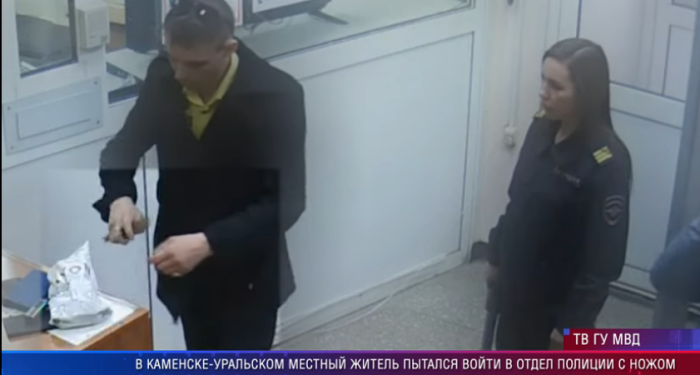 На Урале мужчина явился на допрос к следователю с огромным ножом