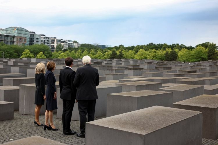 Первые леди Германии и Франции рассмеялись на Мемориале жертвам холокоста. Как на их поведение отреагировали в Европе?