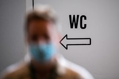 Жителей России предупредили о подстерегающих в публичных туалетах рисках