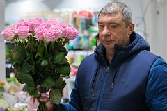Россияне кинулись покупать цветочки в алкомаркетах