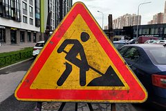 Россиянка принудила дорожников починить ее машину и залатать двухметровую яму