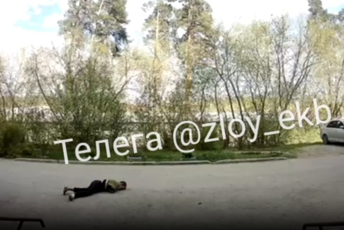 Не слабо болел: в Екатеринбурге мужик выпал из окна и разбился до смерти