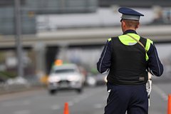 Табло упало на шоссе в Подмосковье и перекрыло движение