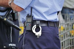 Преподаватель попросил школьниц расплести ему косички и был отстранен