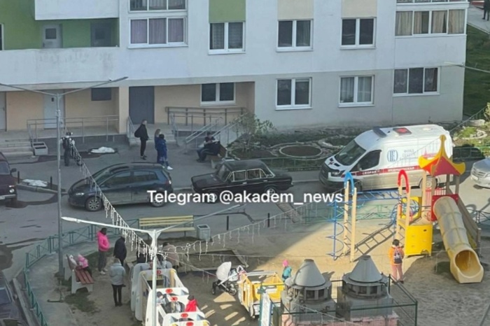 В Академическом из окна высотного дома выпал мужик