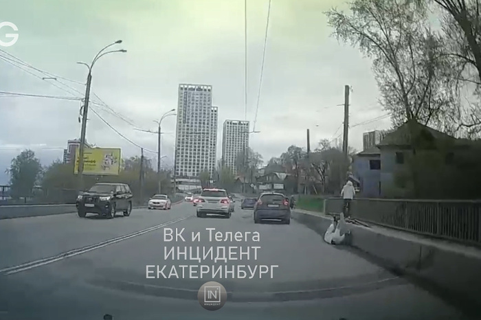 В Екатеринбурге девчонка на электросамокате чуть не попала под колёса автомашины — видео