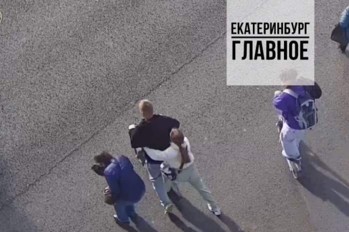 В Екатеринбурге пара на самокате сбила 2-ух человек последовательно и уехала (ВИДЕО)