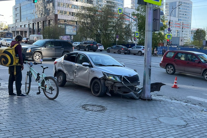 В ГИБДД поведали подробности ДТП с «Поисковик.Такси», где пассажирка вылетела через боковое стекло