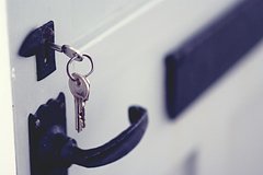 В китайском крупном городе сдали в аренду чулан под лестницей с унитазом у кровати